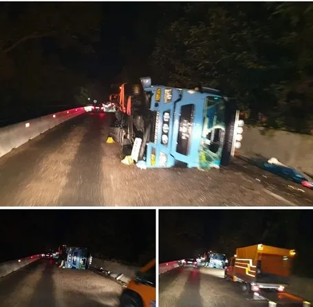TIR răsturnat pe DN13, la Fișer. Pompierii, chemaţi să „neutralizeze” motorina care s-a scurs pe șosea