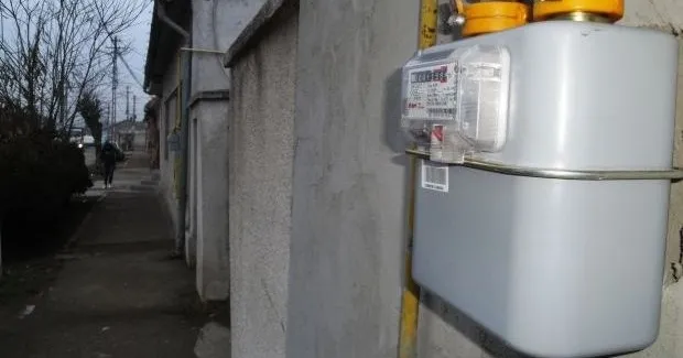 A furat gaz, timp de un an, cu un contor…furat