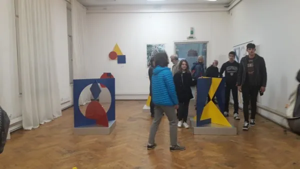 O expoziţie geometrică, în culorile tricolorului