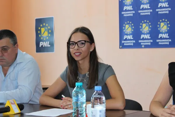 Aeroportul, în replici acide între două braşovence. Șefa tinerilor liberali şi ministrul demis al Fondurilor Europene