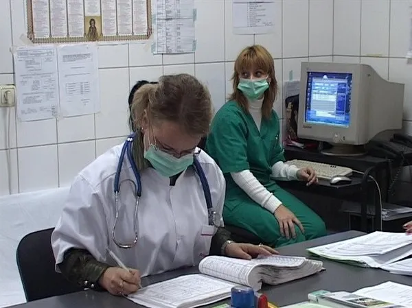 Mai mulţi braşoveni afectaţi de pneumonie. Mişună şi gripa prin Braşov