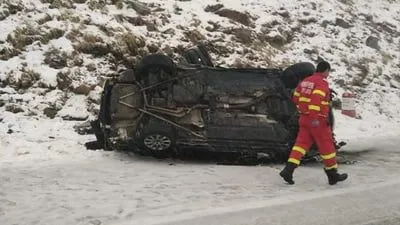 Patru tineri au ajuns cu maşina în prăpastie, pe Transfăgărăşan