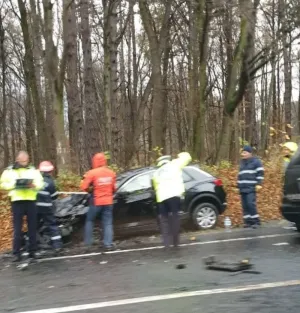 Peisaj pe DN1, la ieşire din Codlea: În stânga patru maşini avariate, în dreapta două „răsturnate”