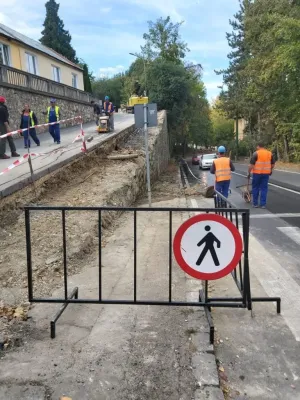 Firma care lucrează la consolidări pe Drumul de Poiană, „performanţă” deosebită: a lăsat fără apă 8 străzi