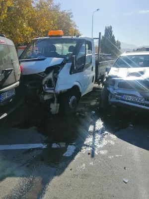 A „trimis” o autoutilitară direct în două maşini parcate