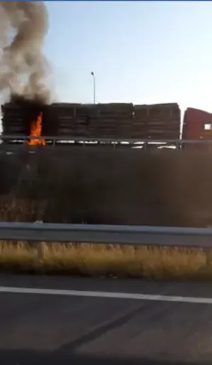 Camion cu lemne în flăcări, pe Centura Braşovului