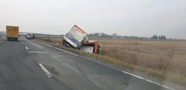 Camionetă peste camionetă, pe ocolitoare
