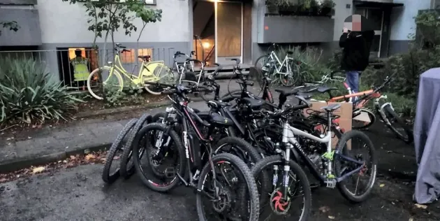 Subofiţer de la Zărneşti, tăinuitor pentru hoţii de biciclete din Germania