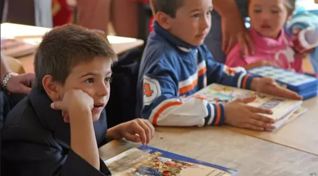 O nouă lege pentru numărul de ore de stat la şcoală