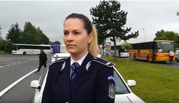 Tânără fără permis, cu mopedul furat şi neînmatriculat