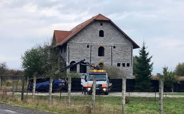 A vrut să evite vulpea şi n-a mai putut evita gardul