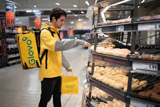 De ieri, curierii Glovo livrează şi în Braşov produsele din Kaufland