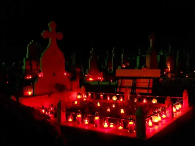 Pregătiri pentru „luminaţie”, ziua în care cimitirele din Transilvania sunt pline de candele şi flori