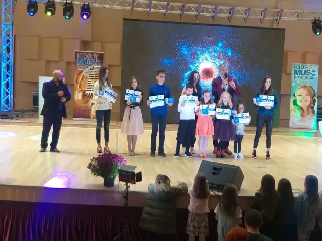 Jazz, la 10 ani, cu „Dar-ar naiba-n tine, dragoste!” 