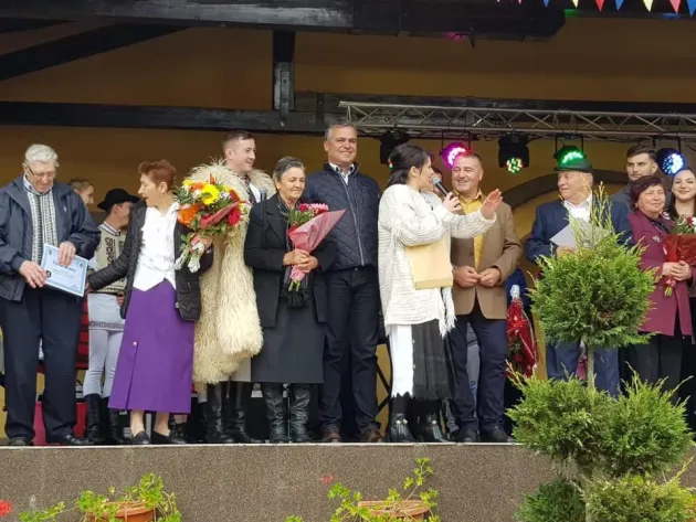10 cupluri din Teliu, sărbătorite duminică, la „Vatra Satului”  la 50 de ani de căsnicie 