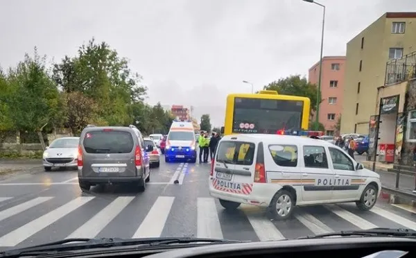 Impact pe zebră: pieton - autobuz
