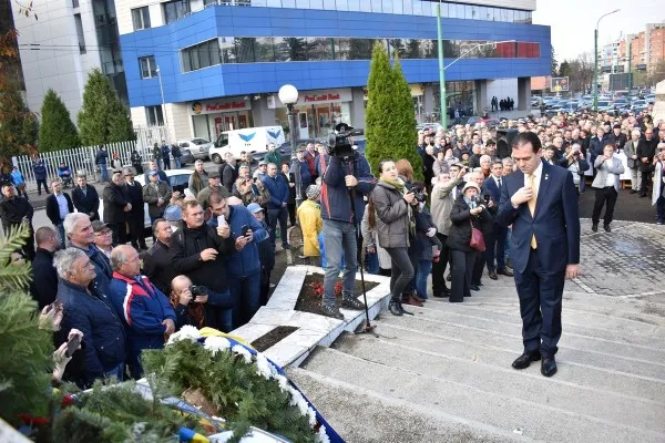 FOTO. Novembriştii, omagiaţi pentru prima dată de un premier al României