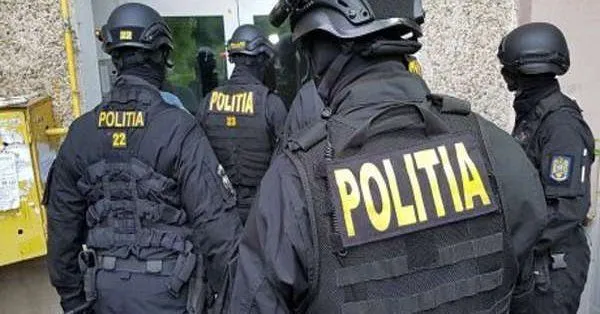 Cinci percheziții într-un dosar pornit de la o firmă prinsă cu facturi fictive de zeci de milioane de lei în contabilitate