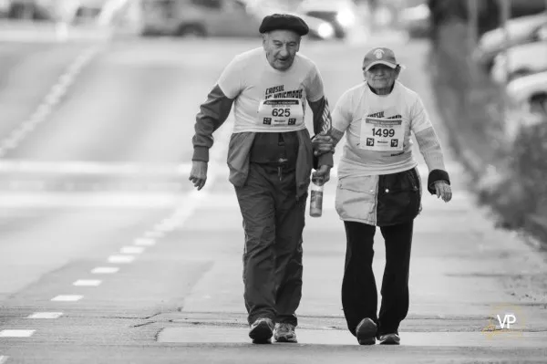 La 85 de ani, au alergat 5 km ţinându-se de mână