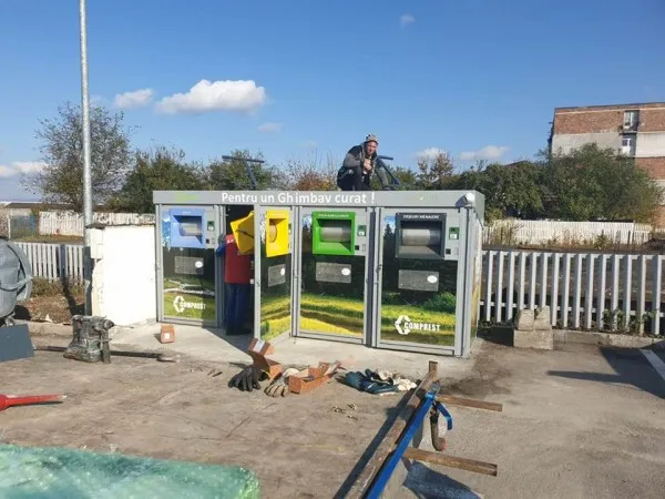 Ghimbăşenii ne dau lecţii la capitolul curăţenie. Ecoinsule pentru colectarea separată a gunoiului menajer şi a reciclabilelor