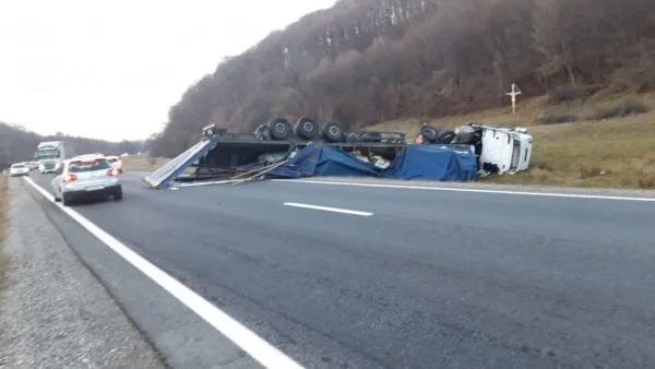 Accident la Perşani: O maşină mică a scos de pe DN 1 un tir şi o furgonetă