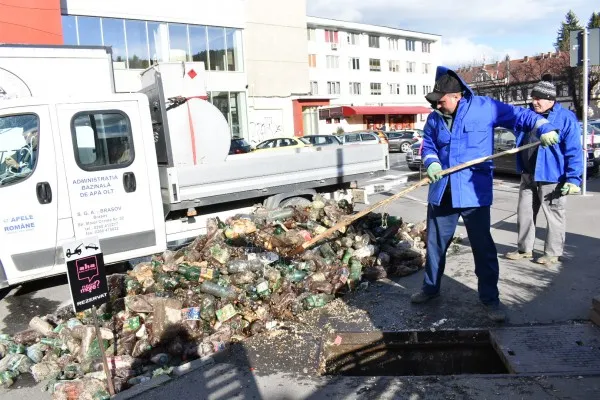 FOTO. Canalul Timiş, „groapă de gunoi” pentru unii braşoveni.   Muncitorii Sistemului de Gospodărire a Apelor Braşov au început astăzi să scoată deşeurile din apă