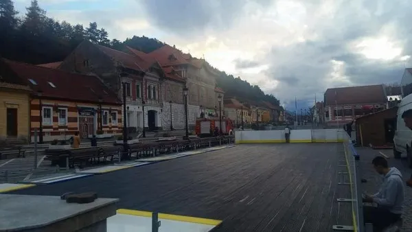 Râşnovenii vor patina din nou gratuit, în centrul oraşului. Anul acesta, sub Bradul de Crăciun