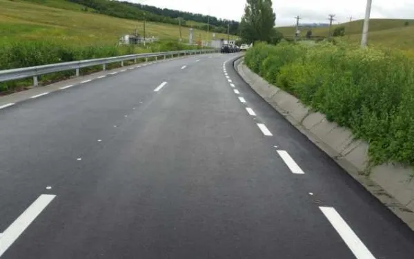 Accident pe DN13. Maşina în câmp, şoferul la spital