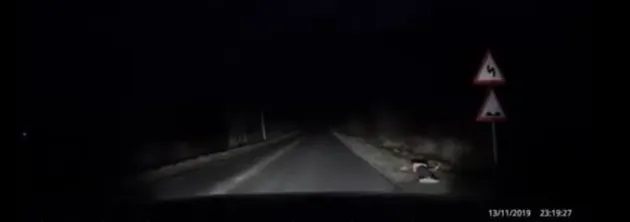 Tânăr bătut şi lăsat pe marginea drumului