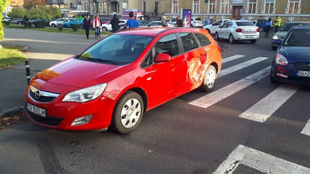 Accident pe Eroilor: Clientul unui taximetrist a ajuns la spital