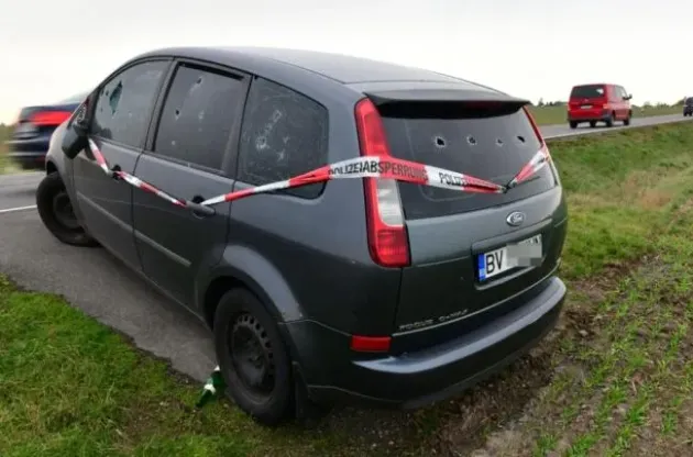Ford Focus cu numere de Braşov ciuruit de gloanţe şi abandonat pe drum, în Germania