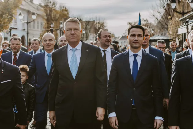 Klaus Iohannis, în dialog cu cetăţenii: Nimeni nu a reuşit să-i îngenuncheze pe români şi PSD în veci pururi nu va reuşi