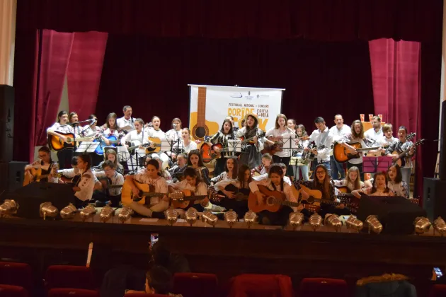 Zeci de tineri din toată ţara au cântat la „Dor de Folk”, un festival organizat de 6 ani de un preot din Braşov