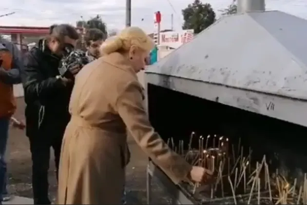 Dăncilă şi lumânarea pentru Iohannis