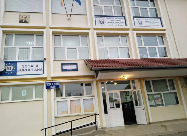 Copil bătut de un profesor până a făcut pe el!