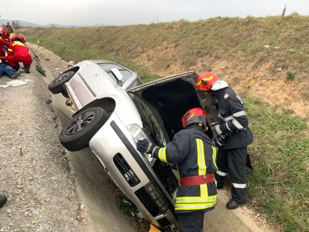 Maşină răsturnată pe DN1, între Vlădeni şi Perşani
