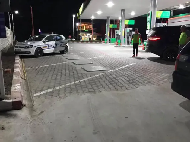 A oprit, a alimentat, a plecat