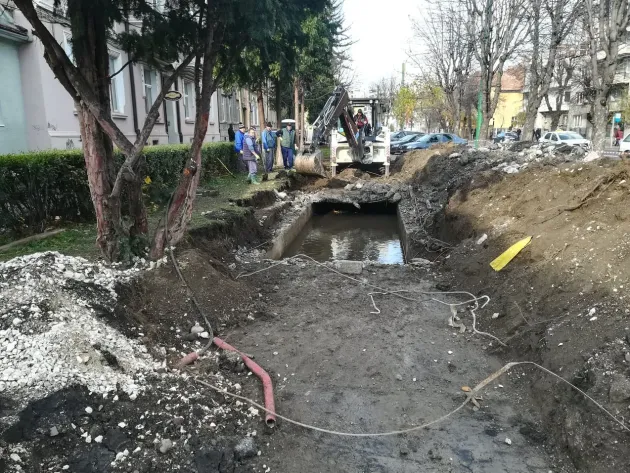 Râul din oraș. Pe Castanilor avem de ieri alt peisaj
