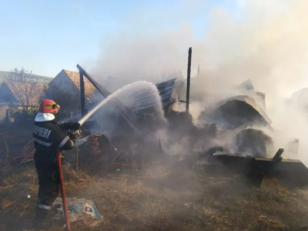 Incendiu cu urmări penale la Augustin: O tânără de 21 de ani, desfigurată de flăcări, cu mâinile şi picioarele arse