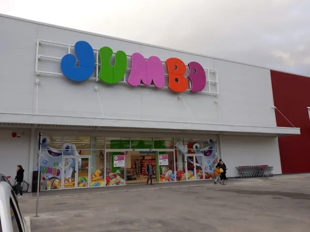 Jumbo a deschis hypermarketul de jucării de la Braşov mai repede cu o zi decât anunţase
