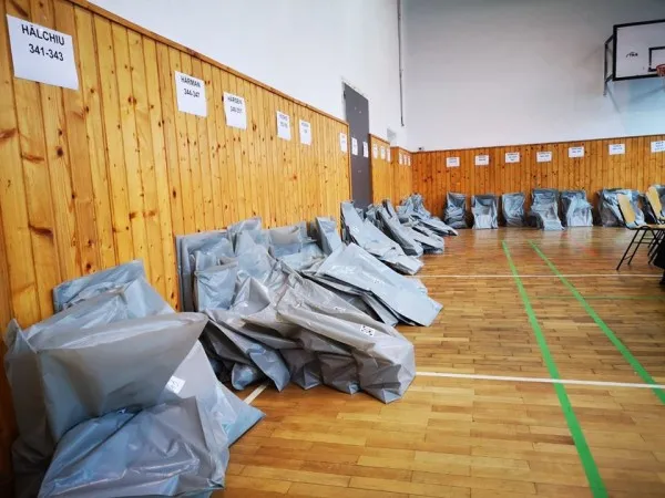 Fiola, şi apoi la secţia de votare. Poliţia a testat toţi şoferii care au transportat sâmbătă buletine de vot