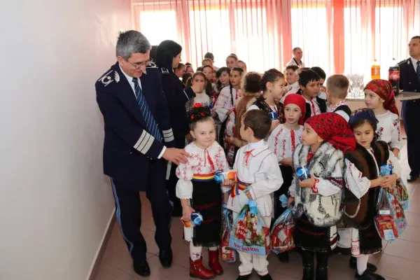 Poliţiştii brașoveni au primit vizita colindătorilor