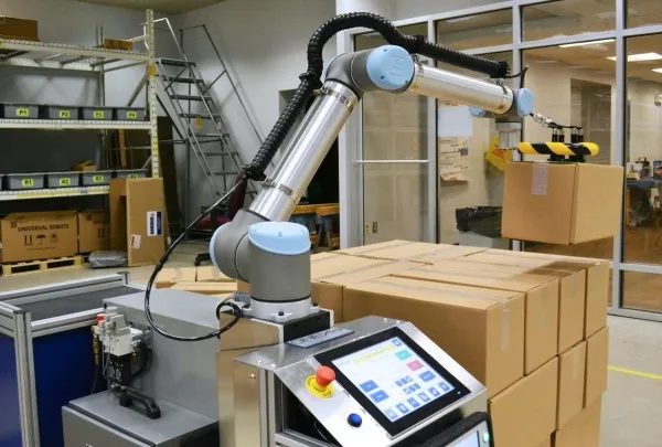 O firmă săceleană va distribui, în România, roboţii danezilor de la Universal Robots