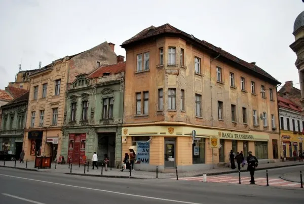 Proprietarii din 180 de imobile degradate din centul Brașovului, somați de Poliția Locală. Lor li s-a reamintit faptul că trebuie să își repare casele