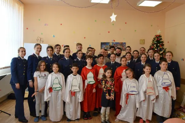 Studenţii Academiei Forţelor Aeriene, „ajutoarele” lui Moş Crăciun