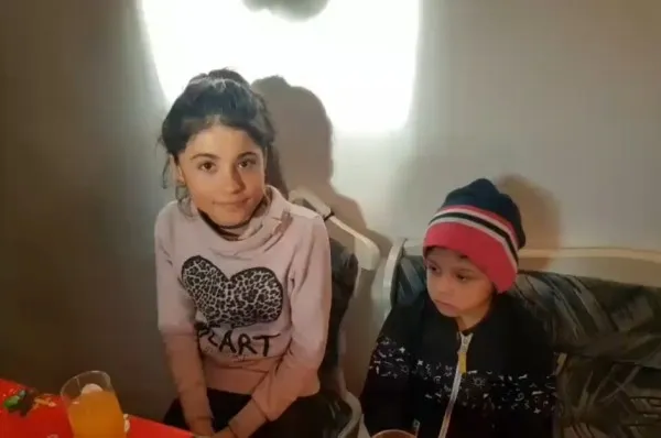 Godină, tată pentru o zi, pentru doi copii găsiţi într-un container. Poliţistul vrea să le asigure şi o casă pe viitor, pe termen scurt - cu chirie, pe termen lung - în funcţie de cum vor răspunde braşovenii la apelul lui