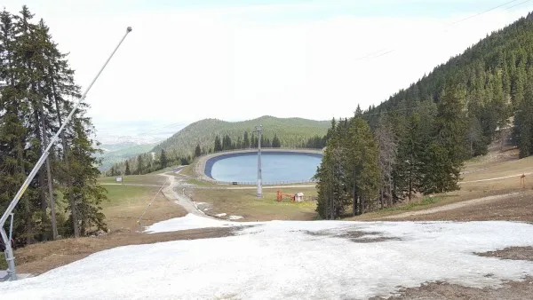 Mai cald sus, în Postăvarul, decât jos, în Braşov. Inversiunea termică a dat peste cap planurile administratorilor domeniului schiabil din Poiană