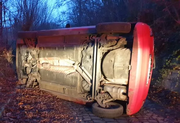 Şoferiţă răsturnată printre Grădini. Victimă.... femeia care s-a împiedicat uitându-se la accident