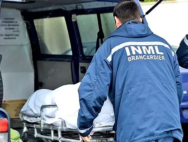 Căzuţi de la etaj. O femeie, de la etajul 5 - în viaţă, un bărbat, de la etajul 10 - decedat pe loc
