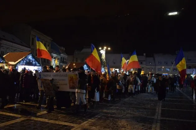 Marșul colindătorilor, duminică, pe străzile Braşovului. Orice braşovean este aşteptat, dacă se poate îmbrăcat în costum tradiţional şi cu o candelă